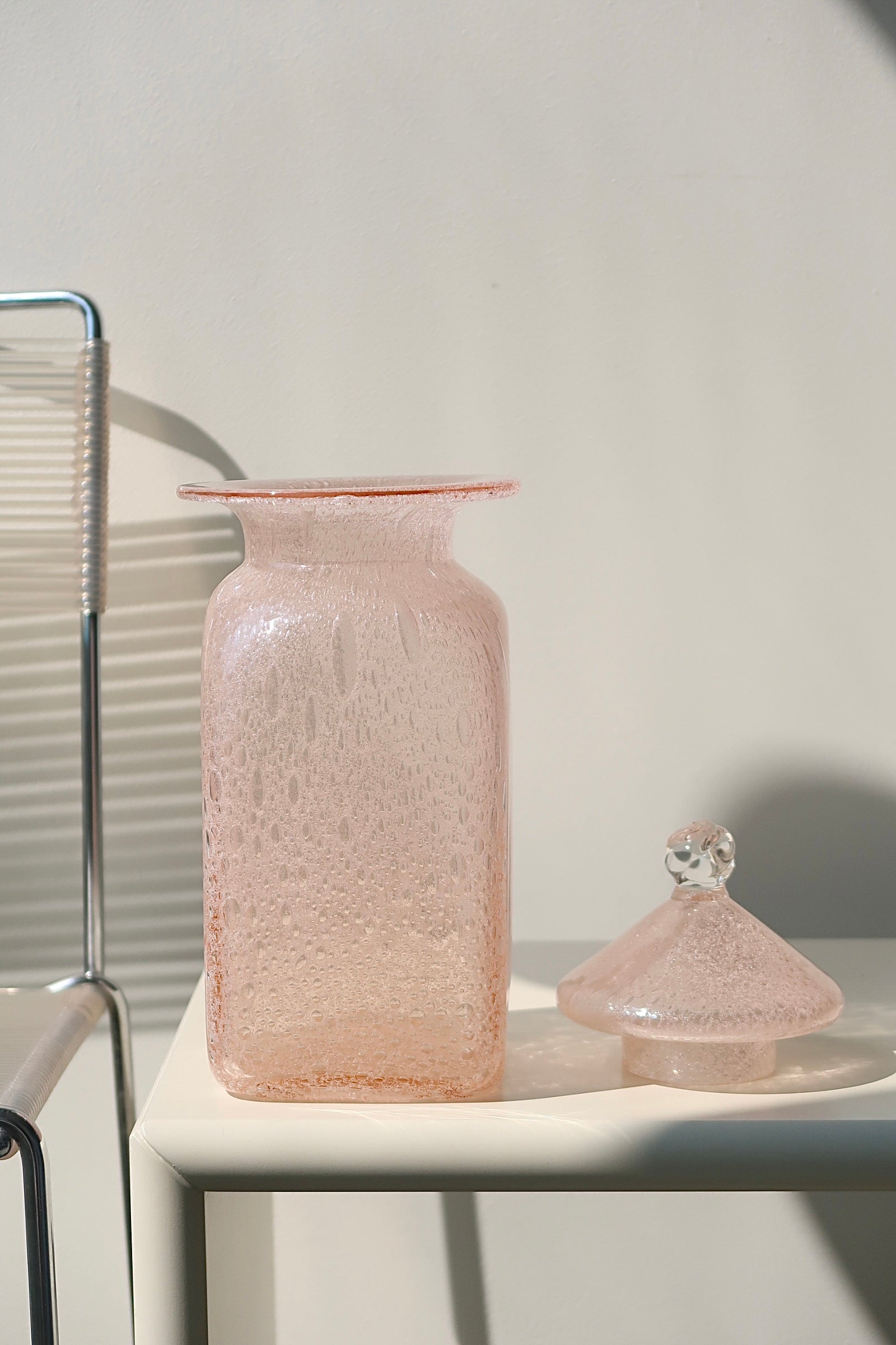 Vintage Murano stor bonbonniere vase med låg. Mundblæst i kvadratisk form i en blød lyserød nuance med mønster. Håndlavet i Italien, 1970erne. H:34 cm D:13 cm