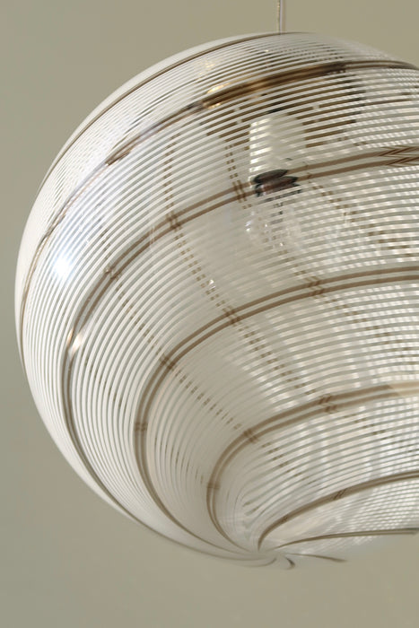 Vintage Murano filigrana loftlampe / pendel i klart glas med mokka brun og hvid swirl. Giver det fineste mønster på væggen, når solen står på og når den er tændt. Håndlavet i Italien, 1960/70erne, og har messing ophæng. D:40 cm  murano pendant globe ceiling lamp sphere lamp