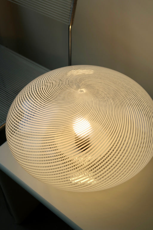Vintage Murano filigrana plafond loftlampe i klart glas med tydeligt hvid swirl mønster. Messing bund. Giver det fineste mønster på loftet og væggen. Håndlavet i Italien, 1970erne. D:40 cm H:22 cm