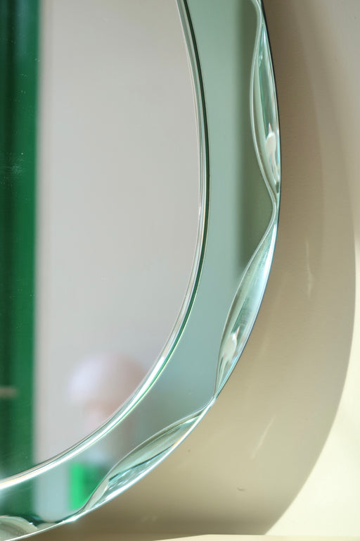 Stort vintage italiensk spejl i dråbeformet glas med facetteret turkis blå kant. Håndlavet i Italien, 1970erne. Glasset fremstår uden afslag/skade med minimale brugsspor, spejlet kan hænge på begge led. Kom forbi vores showroom og se det. Mål 58x79,5cm.