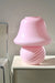Ekstra stor vintage Murano mushroom lampe i den mest fantastiske lyserød / bubble gum pink nuance. Lampen er mundblæst i ét stykke glas med swirl og giver et virkelig hyggeligt lys. Håndlavet i Italien, 1970erne, og kommer med ny stofledning.