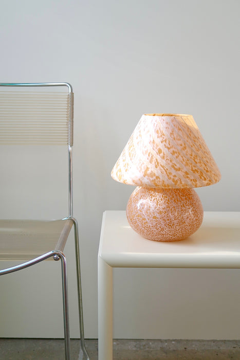 Vintage Murano mushroom bordlampe i mellem størrelse. Mundblæst i en smuk brændt orange nuance i ét stykke glas med swirl mønster. Håndlavet i Italien, 1970erne. D:25 cm H:28 cm