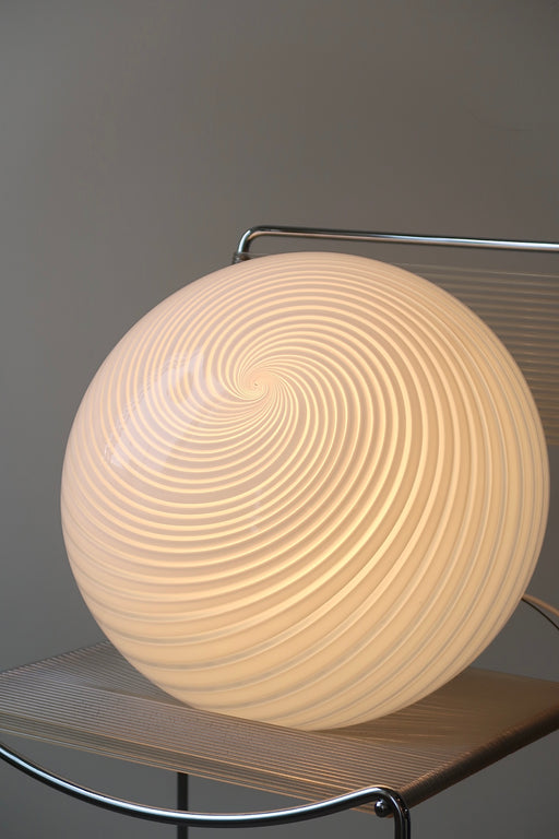 Vintage Murano loftlampe i hvid glas med en fantastisk smuk swirl. Mundblæst i oval form. Håndlavet i Italien, 1970erne, og kommer med ny hvid ledning. D:40 cm H:30 cm  vintage murano venice glass ceiling lamp swirl white