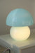 Den fineste vintage Murano Vetri mushroom / champignon lampe i en klar blå nuance med den smukkeste swirl. Lampen er mundblæst i ét stykke glas og har et let og organisk udtryk. Håndlavet i Italien, 1970erne, og er i utrolig god stand med originalt Murano Vetri mærke og ny hvid ledning. H:28,5 cm⁠ D:25 cm⁠
