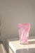 Vintage Murano vase i lyserød / pink alabastro glas. Denne glastype er blevet et samleobjekt grundet sjældenhed og den helt fantastiske nuance. Vasen er mundblæst i en organisk form. Håndlavet i Italien, 1950/60erne. 