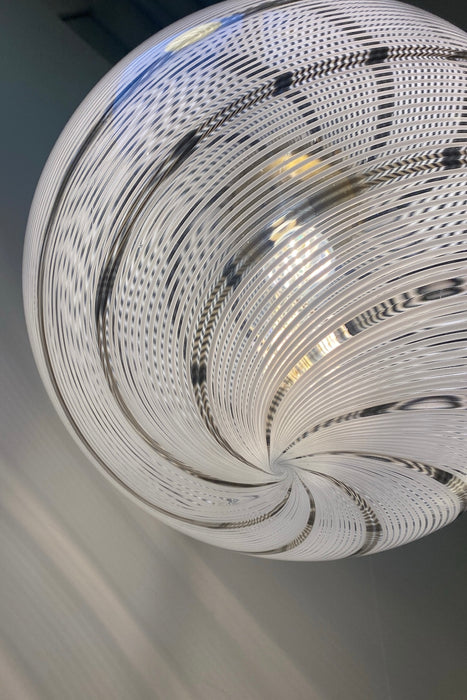 Vintage Murano filigrana loftlampe / pendel i klart glas med mokka brun og hvid swirl. Giver det fineste mønster på væggen, når solen står på og når den er tændt. Håndlavet i Italien, 1960/70erne, og har messing ophæng. D:40 cm 