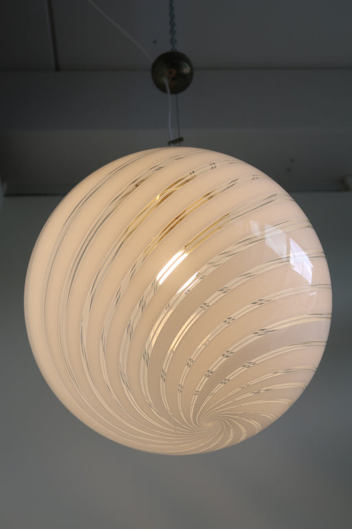 Vintage Murano filigrana loftlampe / pendel i klart glas med hvid swirl. Smuk afbalanceret rund form. 