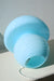 Stor vintage Murano mushroom bordlampe i en sart blå nuance. Mundblæst i ét enkelt stykke glas i en sjælden form med swirl mønster. Håndlavet i Italien, 1960/70erne. Lampen har original Murano label.  H:37 cm D: 32 cm⁠