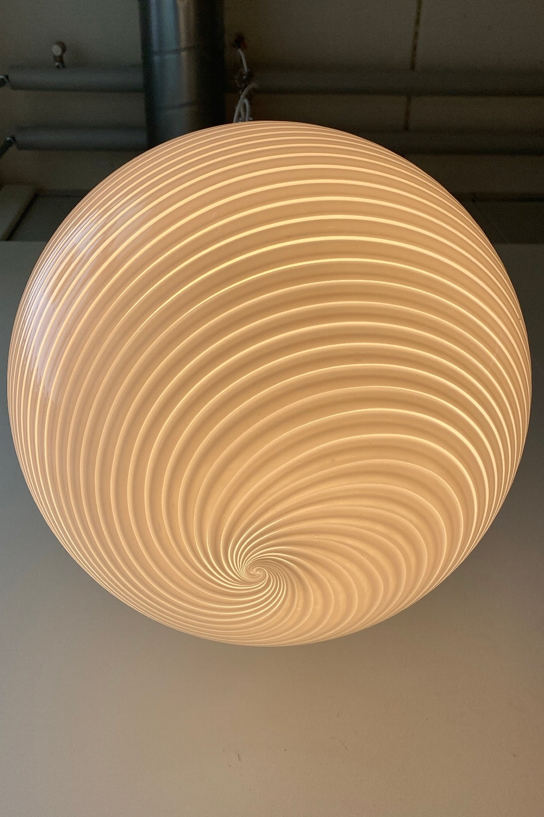 Vintage Murano pendel loftlampe med justerbart messing ophæng. Mundblæst i hvid opal glas med swirl. Håndlavet I Italien, 1970erne. D:40 cm. 