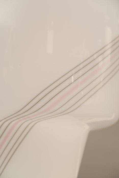 Vintage stor Murano hvid mushroom bordlampe med lyserød swirl mønster. Mundblæst i ét stykke glas, imponerende størrelse. Giver et virkelig fint lys i de mørke aftener. Håndlavet i Italien, 1970erne, og kommer med ny hvid ledning. H:45 cm D:30 cm