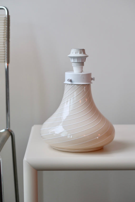 Smuk vintage Murano lampefod udført i cream glas med hvid swirl. Den perfekte størrelse til et sengebord eller en vindueskarm. Håndlavet i Italien, 1970erne. H:23 cm D:17 cm