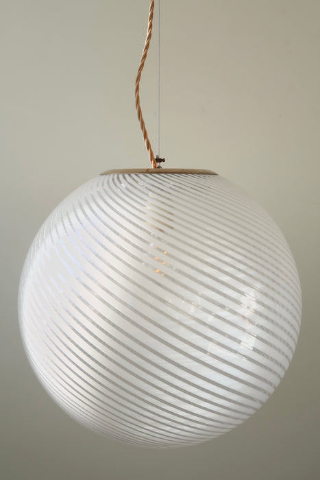 Vintage Murano filigrana loftlampe / pendel i transparent glas med hvid swirl. Giver det fineste mønster på væggen, når solen står på samt når den er tændt. Håndlavet i Italien, 1960/70erne, og har justerbart messing ophæng. D:40 cm 