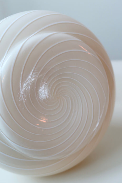 Smuk vintage Murano lampefod udført i cream glas med hvid swirl. Den perfekte størrelse til et sengebord eller en vindueskarm. Håndlavet i Italien, 1970erne. H:23 cm D:17 cm 