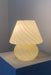 Smuk vintage Murano baby mushroom bordlampe. Mundblæst i creme gul glas med swirl. Den perfekte størrelse til et sengebord. Håndlavet i Italien, 1970erne, og kommer med snoet stofledning. H:20 cm D:16 cm 