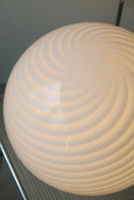 Stor vintage Murano bordlampe i hvid glas med swirl og messing bund. Lampen afgiver et meget hyggeligt lys og har en fantastisk swirl. 