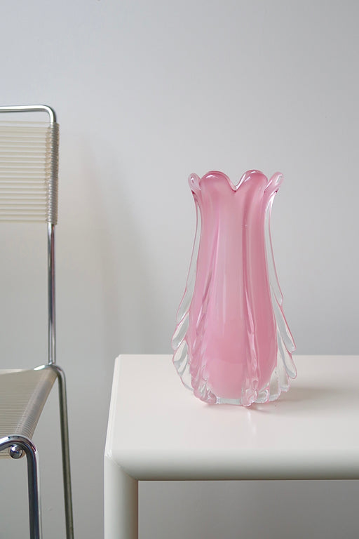 Vintage stor Murano vase i lyserød / pink alabastro glas. Denne glastype er blevet et samleobjekt grundet sjældenhed og den helt fantastiske nuance. Vasen er mundblæst i en organisk form. Håndlavet i Italien, 1950/60erne. H:24,5 cm