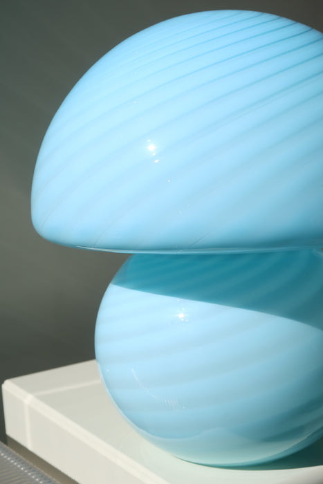 Stor vintage Murano mushroom bordlampe i en sart blå nuance. Mundblæst i ét enkelt stykke glas i en sjælden form med swirl mønster. Håndlavet i Italien, 1960/70erne. Lampen har original Murano label.  H:37 cm D: 32 cm⁠