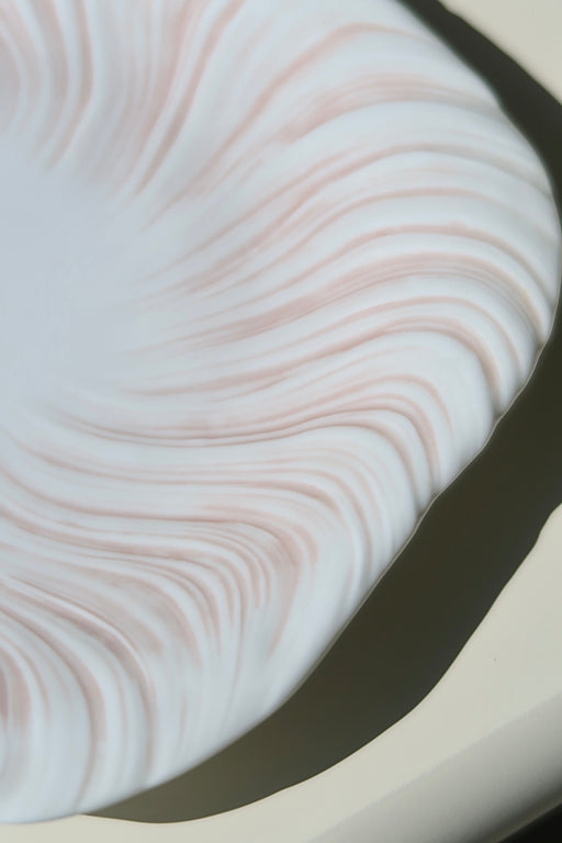 Original vintage Royal Copenhagen Konkylie kage-/sidetallerken i den smukke rosa glasur. Stellet er designet af den anerkendte danske juveler og guldsmed Arje Griegst i 1978 og produceres ikke længere. Arje Griegst er desuden verdenskendt for sine smykker, skulpturer og glas. Hans arbejde inkluderer værker for Holmegaard og Georg Jensen.