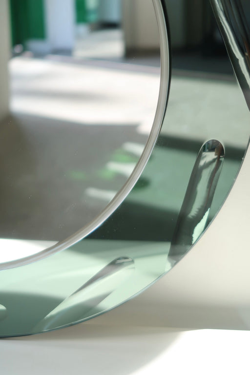 Stort vintage italiensk glas spejl i mørkegrønt glas. En helt fantastisk dyb nuance og en meget sjælden udformning med facettering. Håndlavet i Italien, 1970erne. Perfekt størrelse til badeværelse eller entré. Kom forbi vores showroom og se det. Mål 70x70 cm. Murano mirror vægspejl
