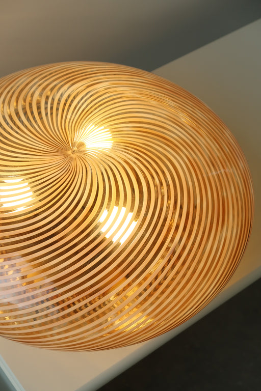 Vintage Murano filigrana plafond loftlampe i transparent glas i brændt orange med tydeligt hvid swirl mønster. Har patineret messing bund med 3 fatninger. Giver det fineste mønster på loftet og væggen. Håndlavet i Italien, 1970erne. D:45 cm H:18 cm
