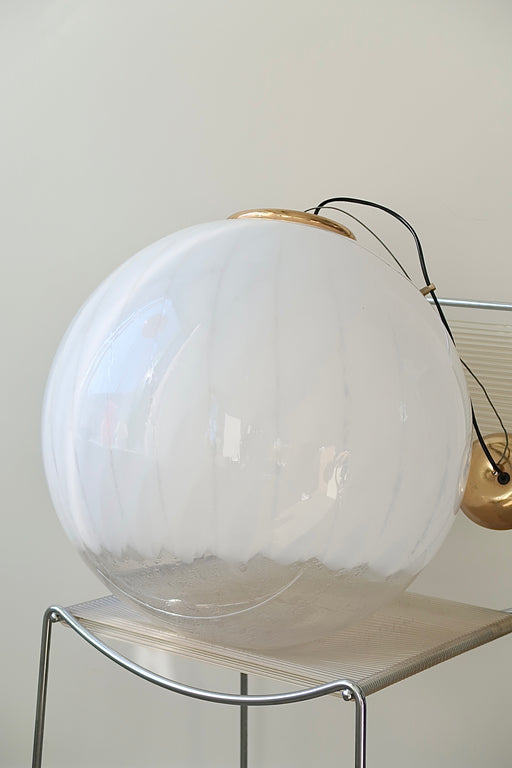 Fantastisk smuk og stor Murano loftlampe i hvid og transparent mundblæst glas med originalt messing ophæng. Glasset er mundblæst i en rund form med fine bubbler og mønster. Håndlavet i Italien, 1970erne. D:50 cm  vintage murano extra large ceiling lamp