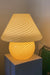Ekstra stor vintage Murano mushroom bordlampe i en meget fin solgul nuance. Mundblæst i ét stykke glas med swirl mønster. Håndlavet i Italien, 1960/70erne, og kommer med ny hvid ledning. 