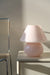 Vintage Murano mushroom lampe i mellem størrelse i en fin lyserød nuance. Lampen er mundblæst i ét stykke glas med swirl og giver et virkelig hyggeligt lys. Håndlavet i Italien, 1970erne, og har fået ny hvid ledning. ⁠⁠H:27 cm D:24 cm