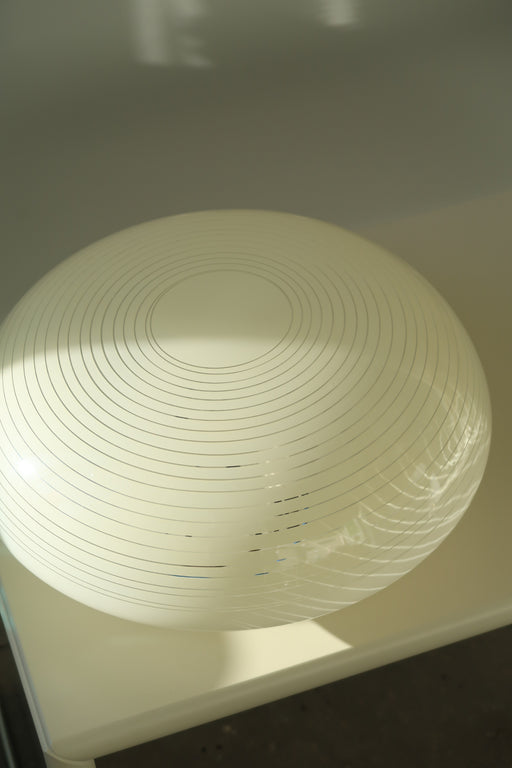 Vintage Murano plafond loftlampe i lys cream gul glas. Kan også bruges som væglampe. En fin simpel lampe med et særligt udtryk.  Håndlavet i Italien, 1970erne. D:38 cm⁠⁠ H:15 cm. murano ceiling lamp yellow glass 
