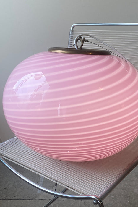 Stor vintage Murano Vetri loftlampe i bubble gum lyserødt glas. Glasset er mundblæst i oval form med et smukt swirl mønster. Håndlavet i Italien, 1970erne, og har original Murano Vetri mærkat samt messing ophæng. D:45 cm H:32 cm (glas)