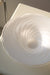 Vintage Murano fad / skål i hvid glas med swirl mønster. Mundblæst i en organisk form og størrelsen gør det perfekt til opbevaring af frugt og lign. Håndlavet i Italien, 1970erne. ⁠⁠D:26,5 cm H:7,5 cm⁠⁠
