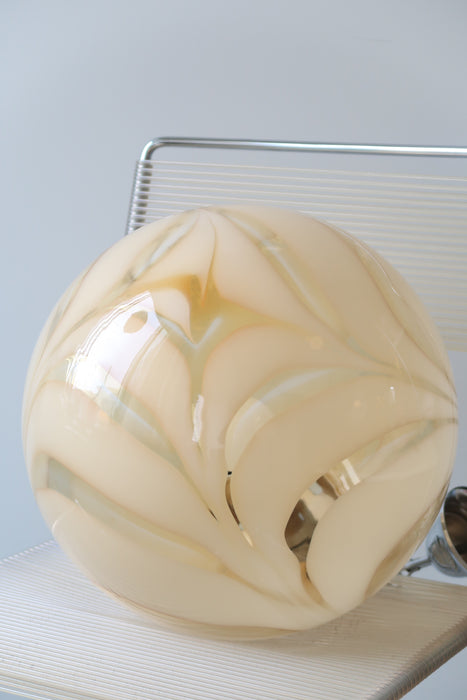 Vintage Murano pendel loftlampe i den fineste creme gule nuance. Mundblæst i rund form og har sølv ophæng. Håndlavet I Italien, 1970erne, og har nogen patina på glas. D:40 cm.   Item 204-10