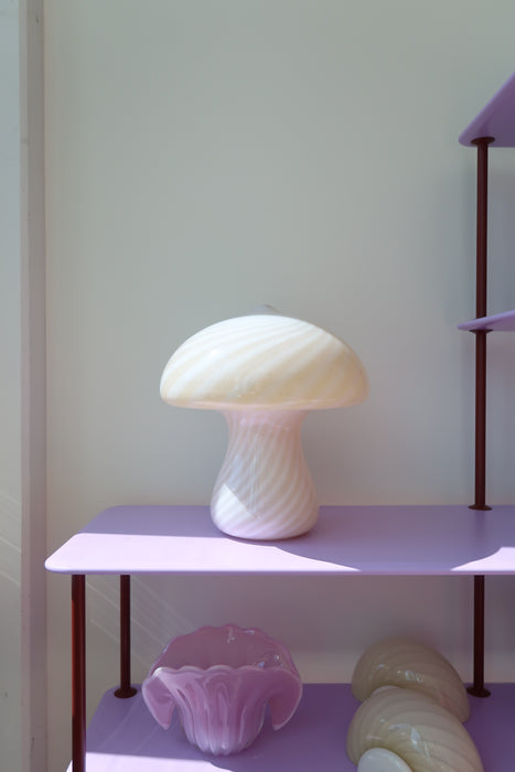 Sjælden cream farvet Murano swirl mushroom bordlampe. Mundblæst i glas med form som en champignon med en perfekt afslutning på toppen.