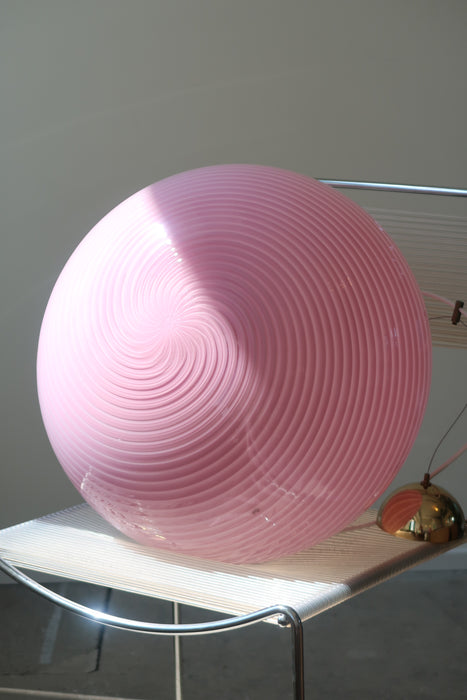 Stor vintage Murano Vetri loftlampe i bubble gum lyserødt glas. Glasset er mundblæst i oval form med et smukt swirl mønster. Håndlavet i Italien, 1970erne, og har original Murano Vetri mærkat samt messing ophæng. D:45 cm H:32 cm (glas)