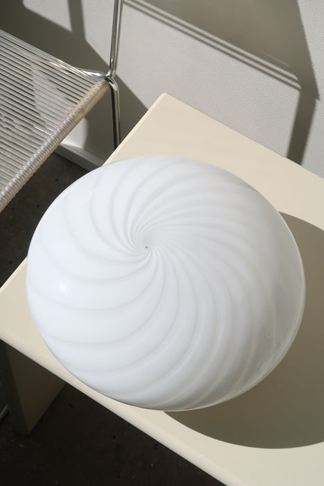 Vintage Murano plafond loftlampe / væglampe. Mundblæst hvid opal glas med swirl og messing bund. 1x E27 fatning. Håndlavet i Italien, 1970erne.  D:31 cm⁠⁠ H:14 cm