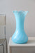 Stor vintage Murano glasvase i en helt perfekt lyseblå nuance. Originale Murano vaser med swirl ses sjældent i denne store størrelse - og det er rent faktisk lykkedes os at finde et par! Mundblæst i blå glas med swirl mønster og en smukt afsluttet kant. Håndlavet i Italien, 1970erne. H: 38 cm D: 20 cm 