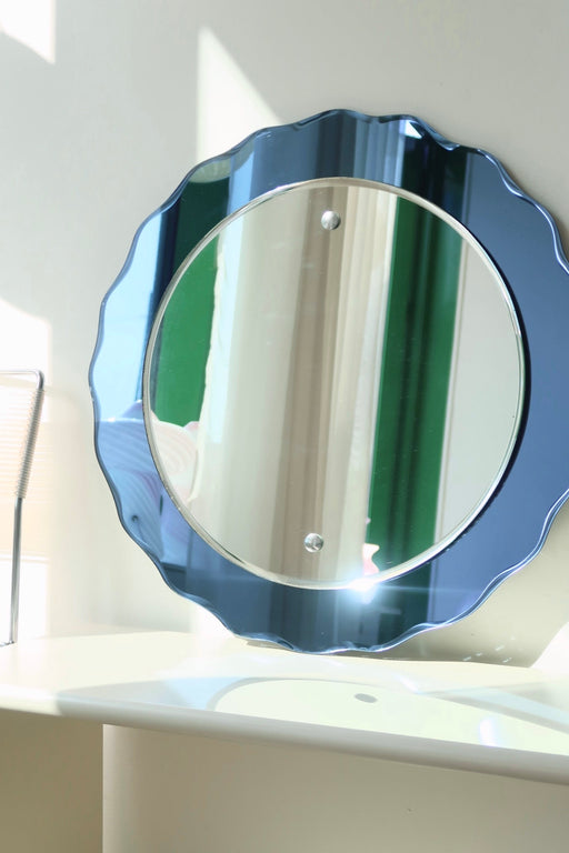 Stort originalt vintage italiensk vægspejl i glas med smuk bølgende juvel blå kant. Håndlavet i Italien, 1970erne. Glasset fremstår uden afslag/skade med charmerende patina. Et helt eventyrligt smukt spejl. Kom forbi vores showroom og se det. 