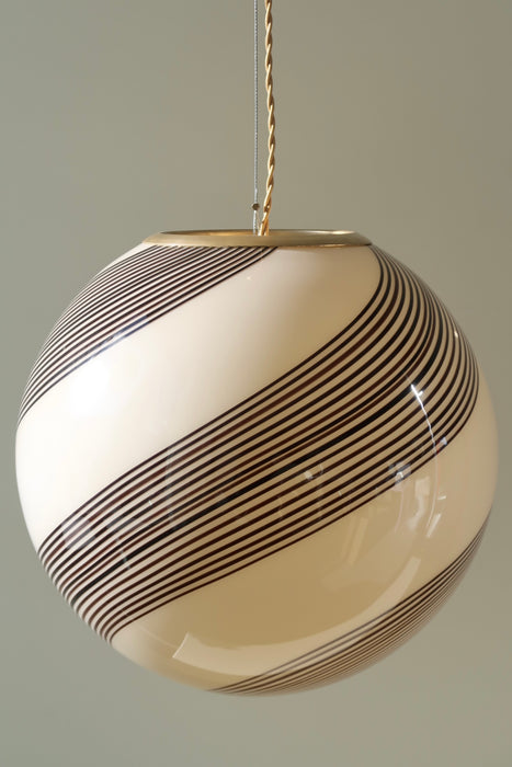 Stor vintage Murano loftlampe i den fin cream latte nuance. Glasset er mundblæst i rund form med et smukt coffee swirl mønster. Håndlavet i Italien, 1970erne, og kommer med messing ophæng. D:40 cm 
