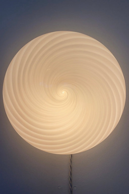 Vintage Murano plafond loftlampe / væglampe. Mundblæst hvid opal glas med swirl og hvid bund. Håndlavet i Italien, 1970erne. D:30 cm⁠⁠ H:13 cm.