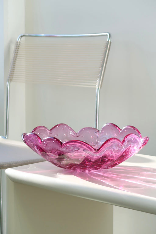 Vintage Murano firkantet skål i bullicante glas med mundblæste små bobler og bølget kant. Sjælden italiensk skål i en stor størrelse. Skålen har almindelig brugstegn indeni, ingen afslag eller skader. Utrolig smuk. Håndlavet i Italien, 1970erne. L:26,5 cm H:10 cm murano glass bowl purple pink bubbles