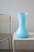 Stor vintage Murano glasvase i en helt perfekt lyseblå nuance. Originale Murano vaser med swirl ses sjældent i denne store størrelse - og det er rent faktisk lykkedes os at finde et par! Mundblæst i blå glas med swirl mønster og en smukt afsluttet kant. Håndlavet i Italien, 1970erne. H: 38 cm D: 20 cm 