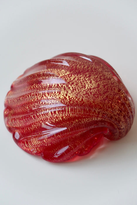 Vintage Murano muslingeskåle i rubinrødt glas med guld - tilskrevet Barovier & Toso. Utrolig fin udformning og en størrelse, som passer ind i alle hjem. Håndlavet i Italien, 1970erne. D:19 cm L:18 cm H:3 cm⁠⁠