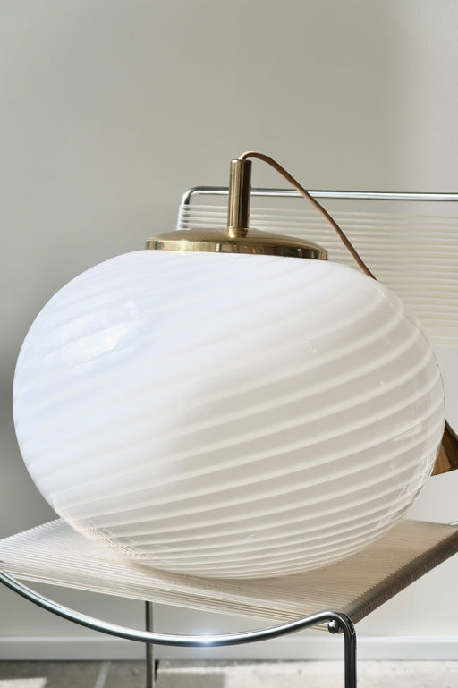 Stor vintage Murano loftlampe i hvid glas. Glasset er mundblæst i oval form med et smukt swirl mønster. Håndlavet i Italien, 1970erne, og har messing ophæng. D:45 cm H:33 cm (glas)