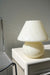 Vintage medium Murano mushroom bordlampe i en smuk, sart creme gul nuance. Mundblæst i ét stykke glas med swirl mønster. Håndlavet i Italien, 1960/70erne, og kommer med ny hvid ledning. ⁠H: 27 cm D: 24 cm⁠