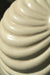 Stor vintage Tommaso Barbi lampefod i keramik. Udformet med swirl og overtrukket med den klassiske beige Barbi glasur. Håndlavet i Italien, 1970erne, og har originalt mærke indeni. Kommer med ny ledning. Tommaso Barbi er en anerkendt italiensk designer, som særligt i 1970erne udformede finurlige og fantasirige lamper samt møbler. H:34 cm D:27 cm 