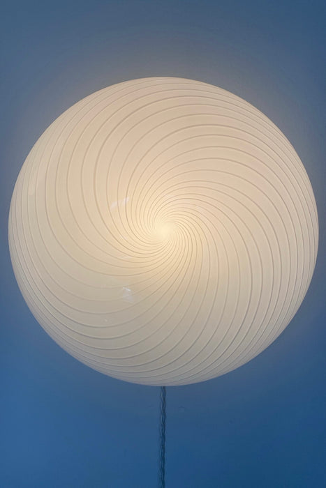 Vintage Murano plafond loftlampe. Mundblæst i hvid opal glas med swirl og kommer med hvid bund. 1x E27 fatning. Håndlavet i Italien, 1970erne. D:40 cm H:16 cm.