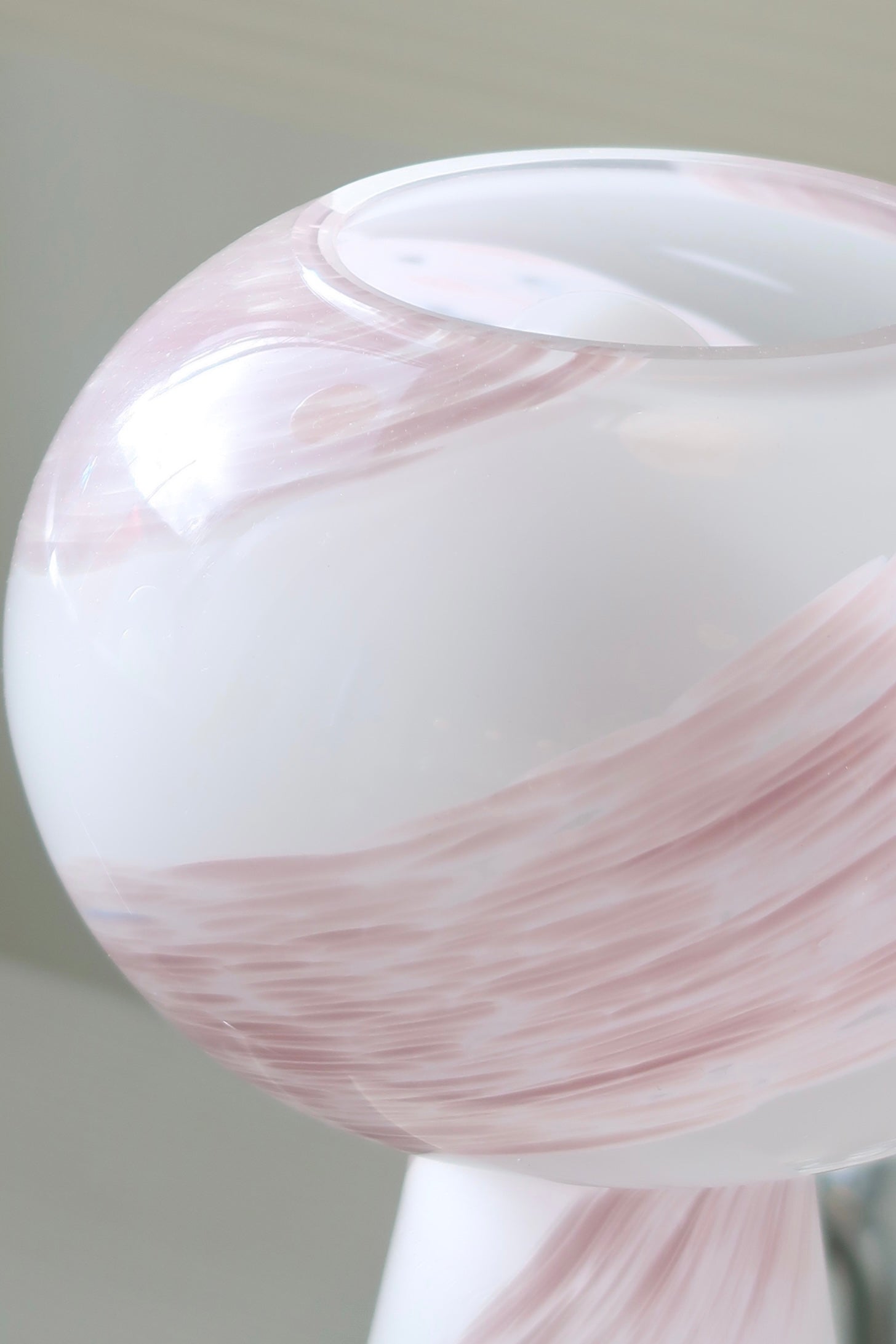 Sjælden vintage Murano bordlampe. Mundblæst i en globe form med dreamy rose / lyserød swirl mønster. Håndlavet i Italien og kommer med ny hvid ledning. H:29 cm⁠ D:18 cm⁠⁠