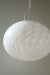 Vintage Murano oval loftlampe pendel med messing ophæng. Mundblæst i hvid opal glas med draperet mønster og swirl. Håndlavet I Italien, 1970erne. D:40 cm.  loftslampe pendel ceiling lamp pendant globe 