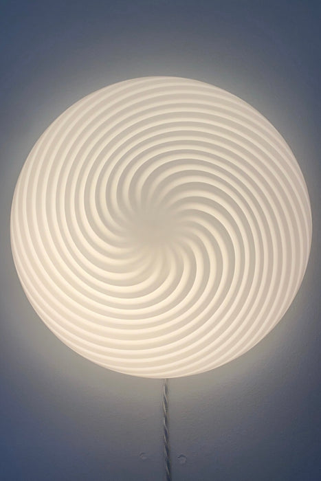 Vintage Murano Vetri plafond loftlampe / væglampe. Mundblæst hvid opal glas med swirl og hvid bund. Håndlavet i Italien, 1970erne, og har original mærkat. D:30 cm⁠⁠ H:12 cm. 