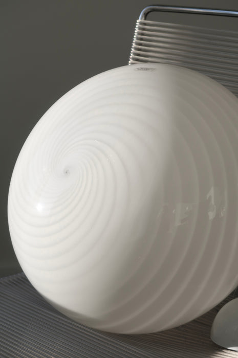 Vintage Murano pendel loftlampe i hvid glas. Glasset er mundblæst i oval form med et smukt swirl mønster. Håndlavet i Italien, 1970erne, og kommer med  original label samt justerbart ophæng. D:35 cm H:25 cm (glas)