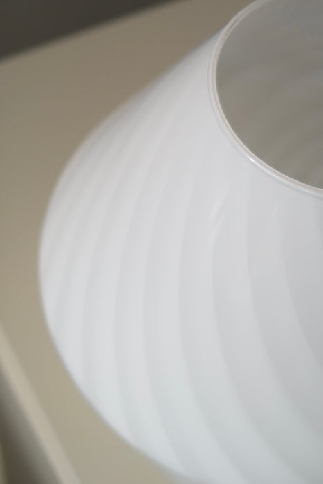 Smuk vintage Murano mushroom bordlampe i medium størrelse. Perfekt afbalanceret form i mundblæst hvid glas med swirl mønster. Håndlavet i Italien, 1960/70erne, og kommer med ny hvid ledning. ⁠H: 28 cm D: 24 cm